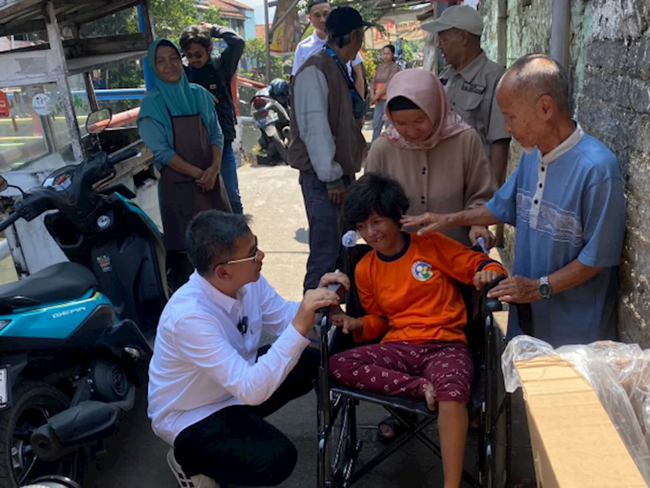 Sonny Salimi, Bakal Calon Wali Kota Bandung, Bantu Kursi Roda untuk Warga