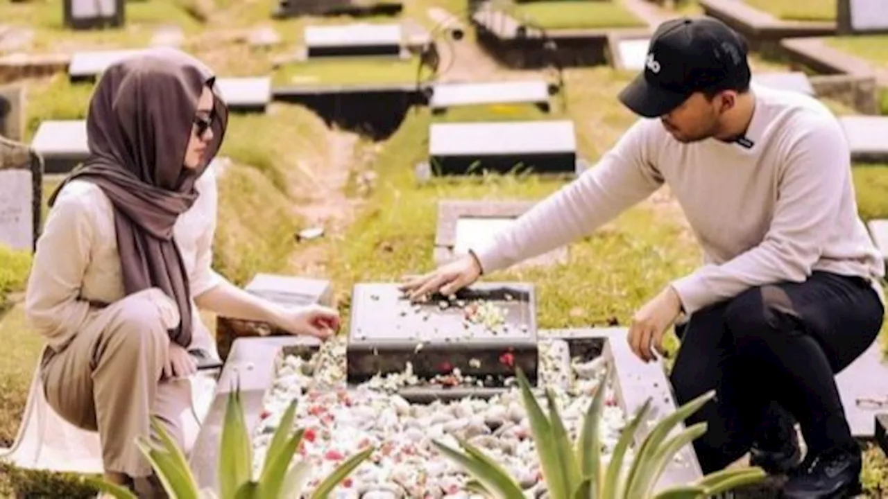 8 Foto Aaliyah Massaid dan Thariq Halilintar Ziarah Ke Makam Adjie Massaid Setelah Nikah