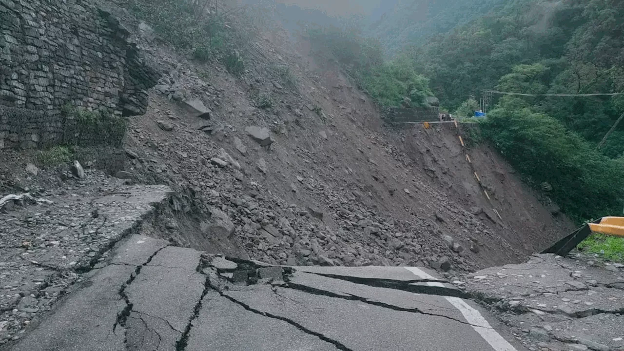 उत्‍तराखंड में आफत की बारिश, केदारनाथ मार्ग पर 25 मीटर सड़क बह गई, आवाजाही बंंद होने से यात्रा ठप