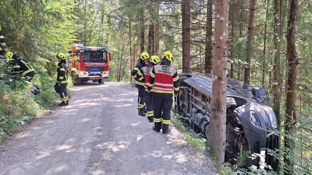 Bäume verhinderten in Ybbsitz Absturz eines Kleinbusses