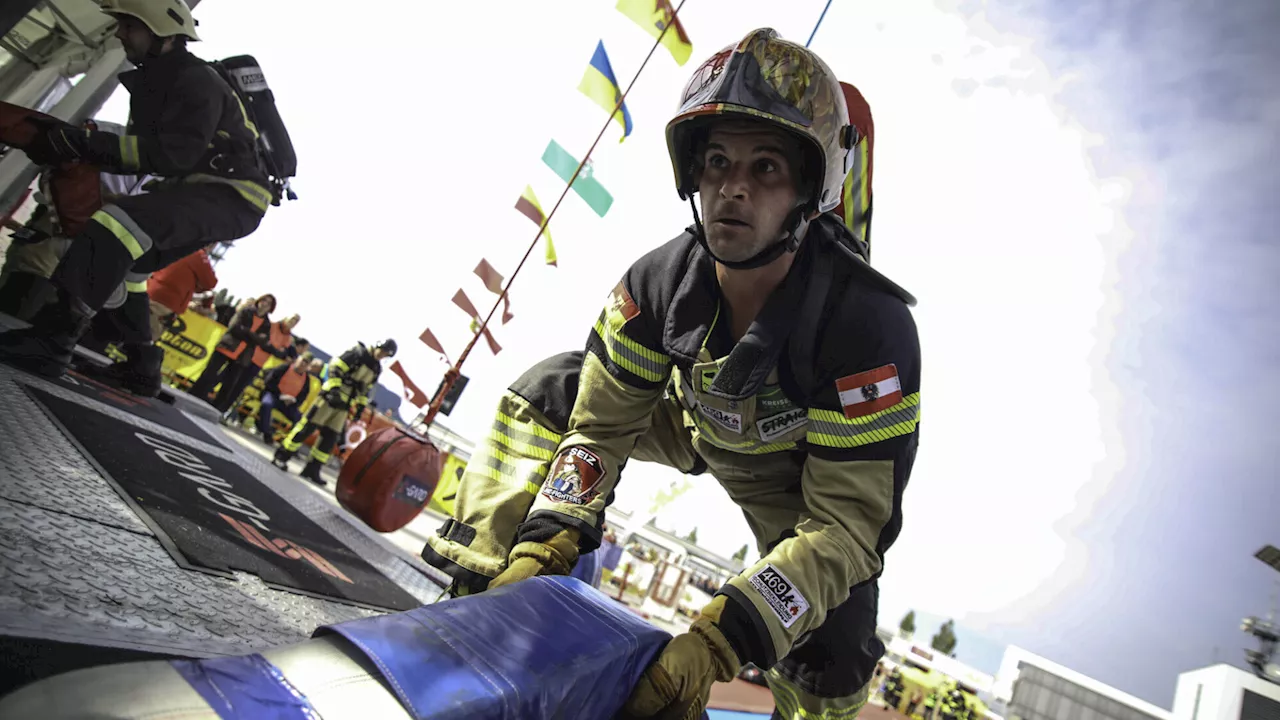 Feuerwehrleute im Wettkampf am St. Pöltner Landhausplatz