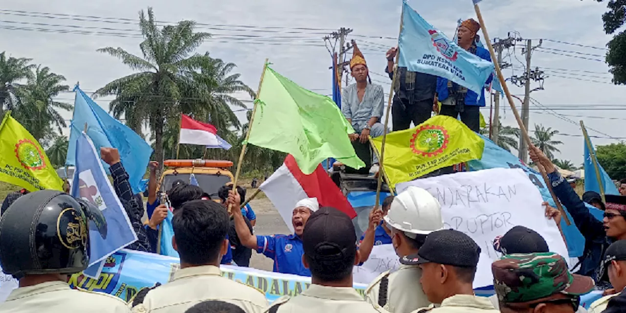 Tuntut Prioritas Pekerja Lokal, Aliansi Ormas Unjuk Rasa di KEK Sei Mangkei