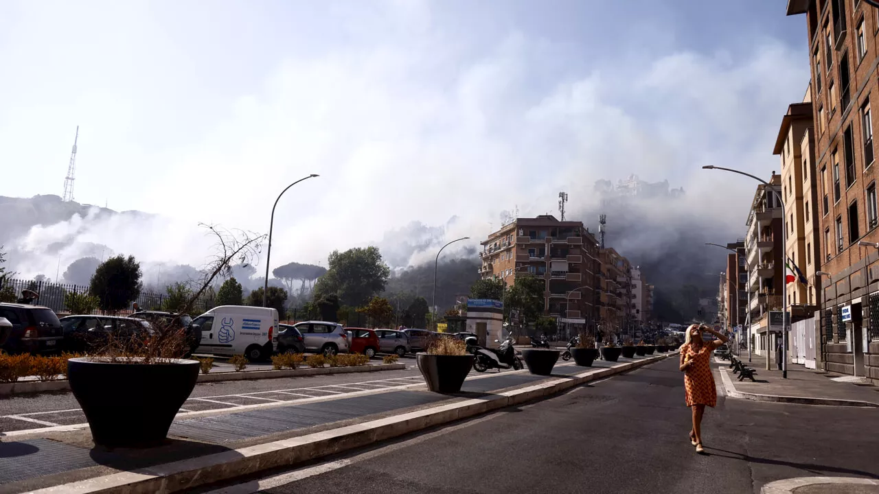 Incendio a Monte Mario, la procura apre un fascicolo: non si esclude la matrice dolosa