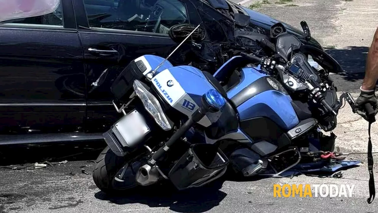 Incidente sull'Ardeatina: si scontrano auto e moto della polizia, grave l'agente