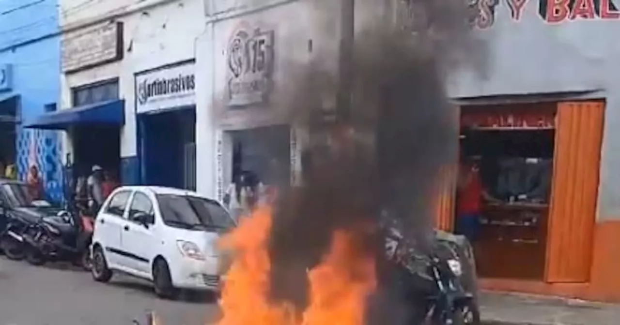 Video registró la incineración de una motocicleta de un presunto ladrón en Bucaramanga