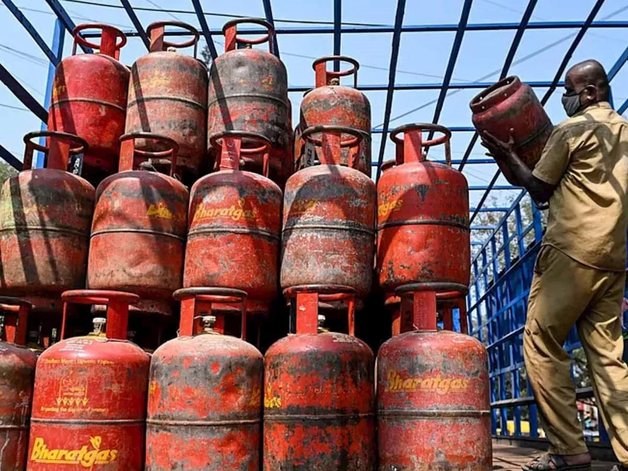 LPG Price Hike: સવાર સવારમાં મોટો ઝટકો! ગેસના બાટલાના ભાવ વધી ગયા, જાણો કેટલો ફટકો પડ્યો