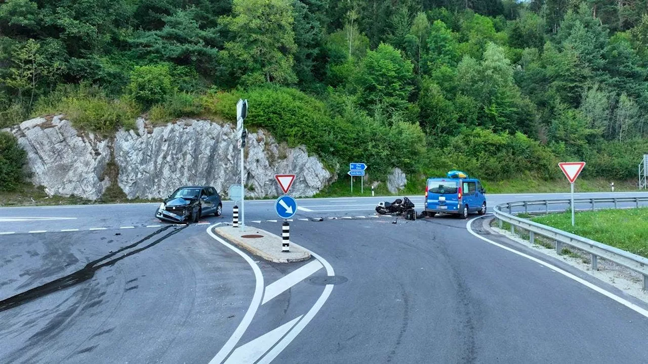 Kollision mit mehreren Fahrzeugen - Töfffahrer (49) tot