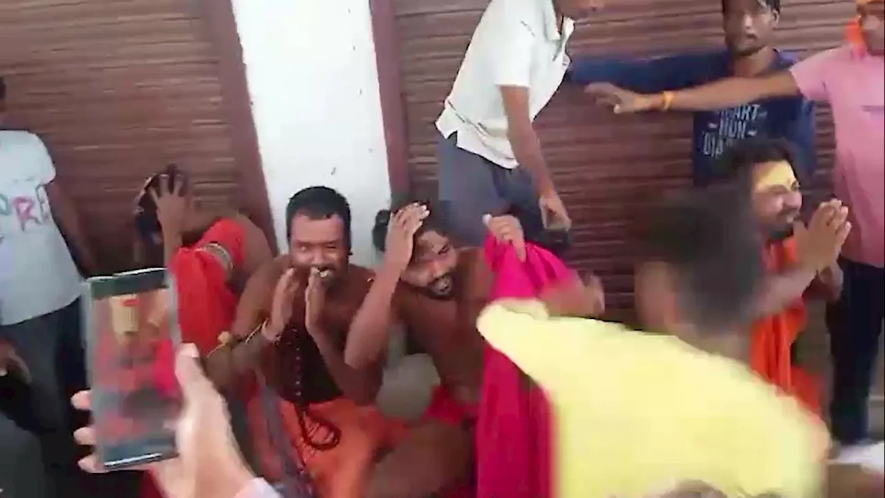 साधु के भेष में करते थे ठगी, लोगों ने पकड़कर चप्पलों से पीटा- Video