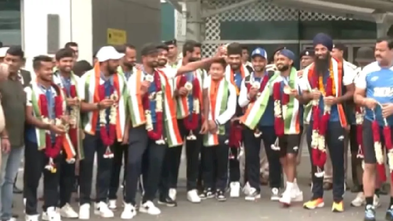 India Hockey Team Grand Welcome: भारतीय हॉकी टीम की वतन वापसी, एयरपोर्ट पर ख‍िलाड़‍ियों ने क‍िया डांस, 'सरपंच साहब' हरमनप्रीत स‍िंंह ने दिया मेडल लुक