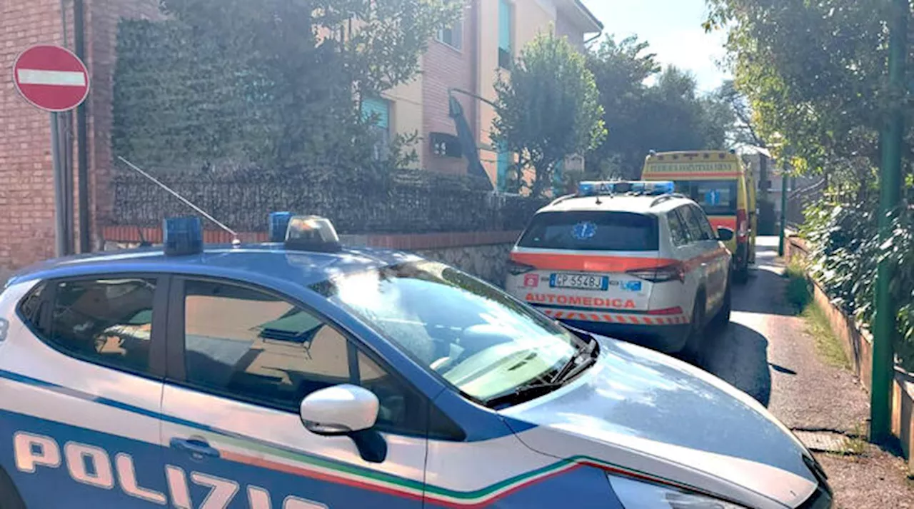 Donna morta in casa a Siena, colpo partito da arma in mano a familiari