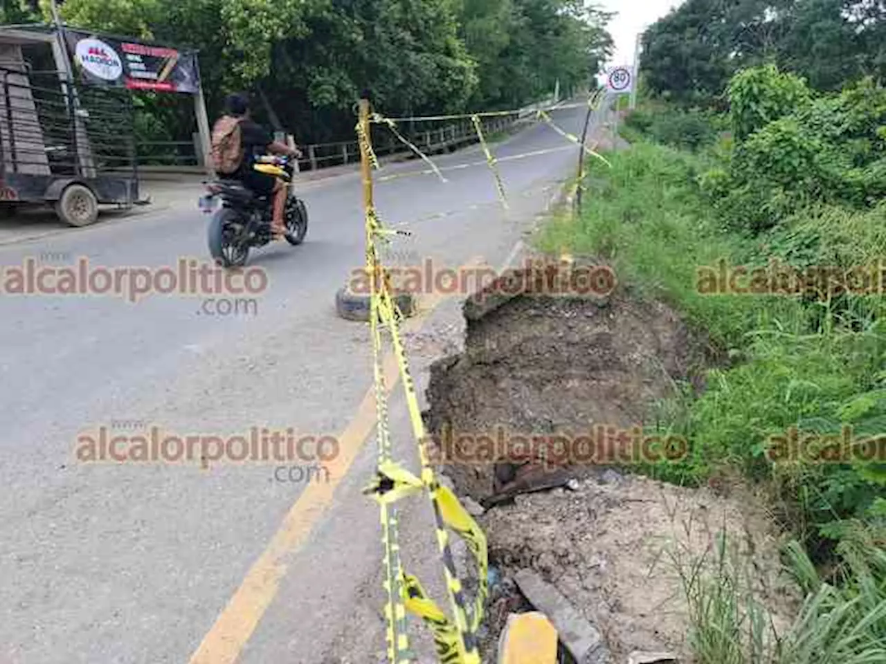 Se derrumba tramo de acotamiento carretero, en Castillo de Teayo