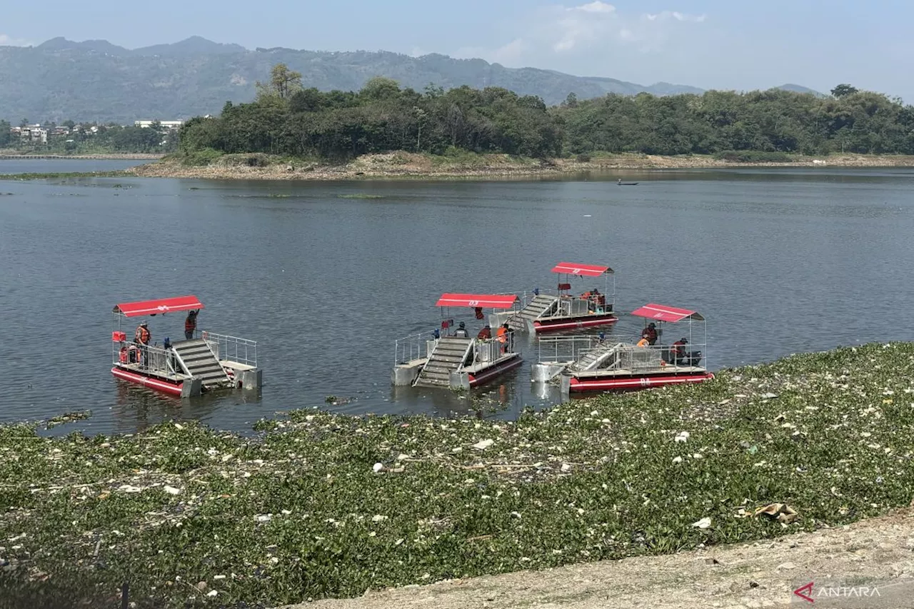 Luhut luncurkan perahu ponton penarik sampah di Sungai Citarum