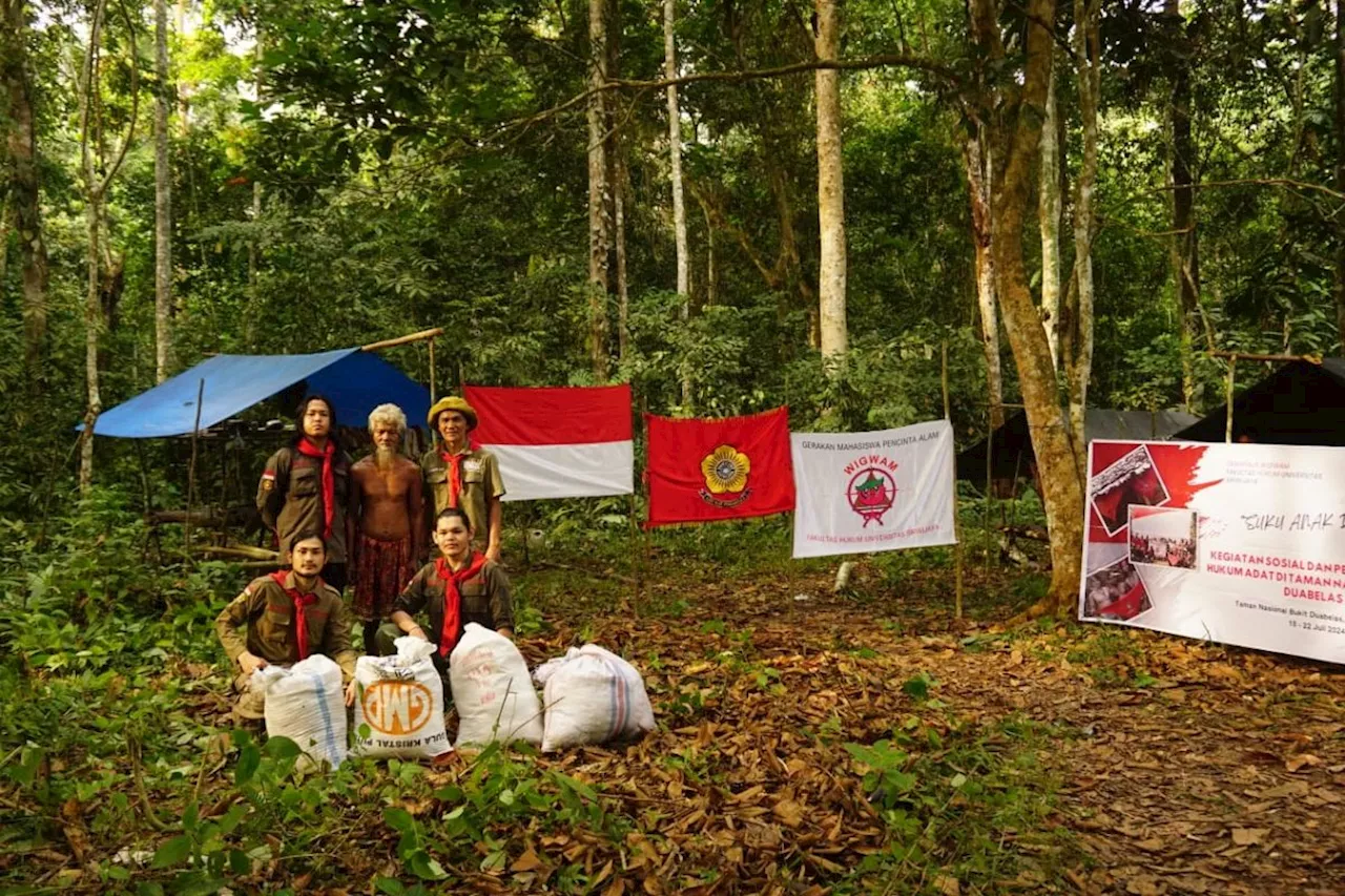 Mahasiswa Unsri berikan bantuan sandang pangan untuk Suku Anak Dalam