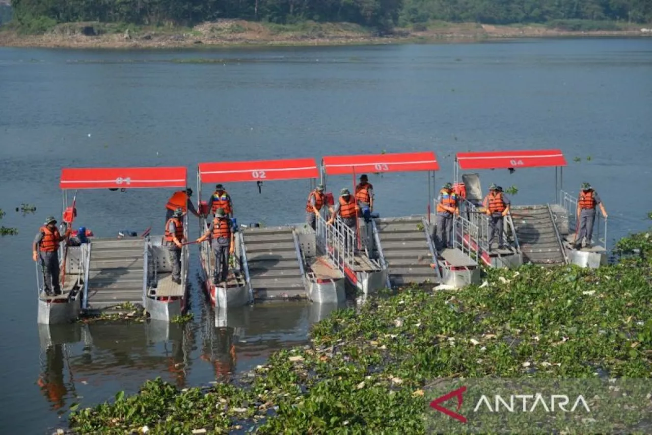 TNI AD produksi perahu ponton penarik sampah di Sungai Citarum