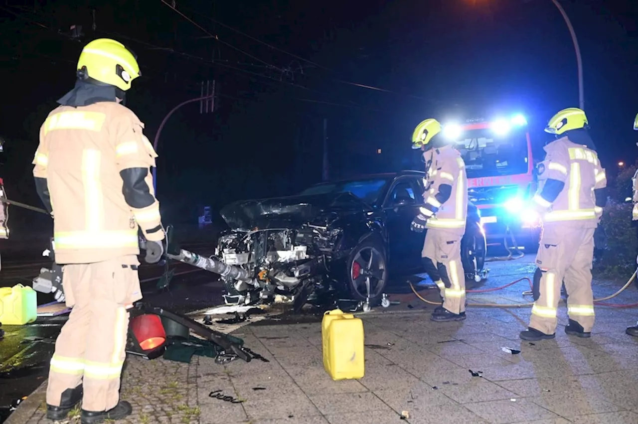 Unfall in Berlin-Lichtenberg: Betrunkener Audi-Fahrer rammt Auto und landet auf Ampel