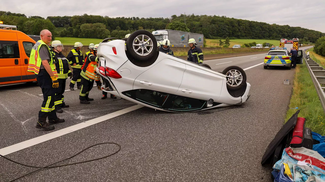 Nach Unfall in Hessen: Kinder spielen Fußball auf der Autobahn