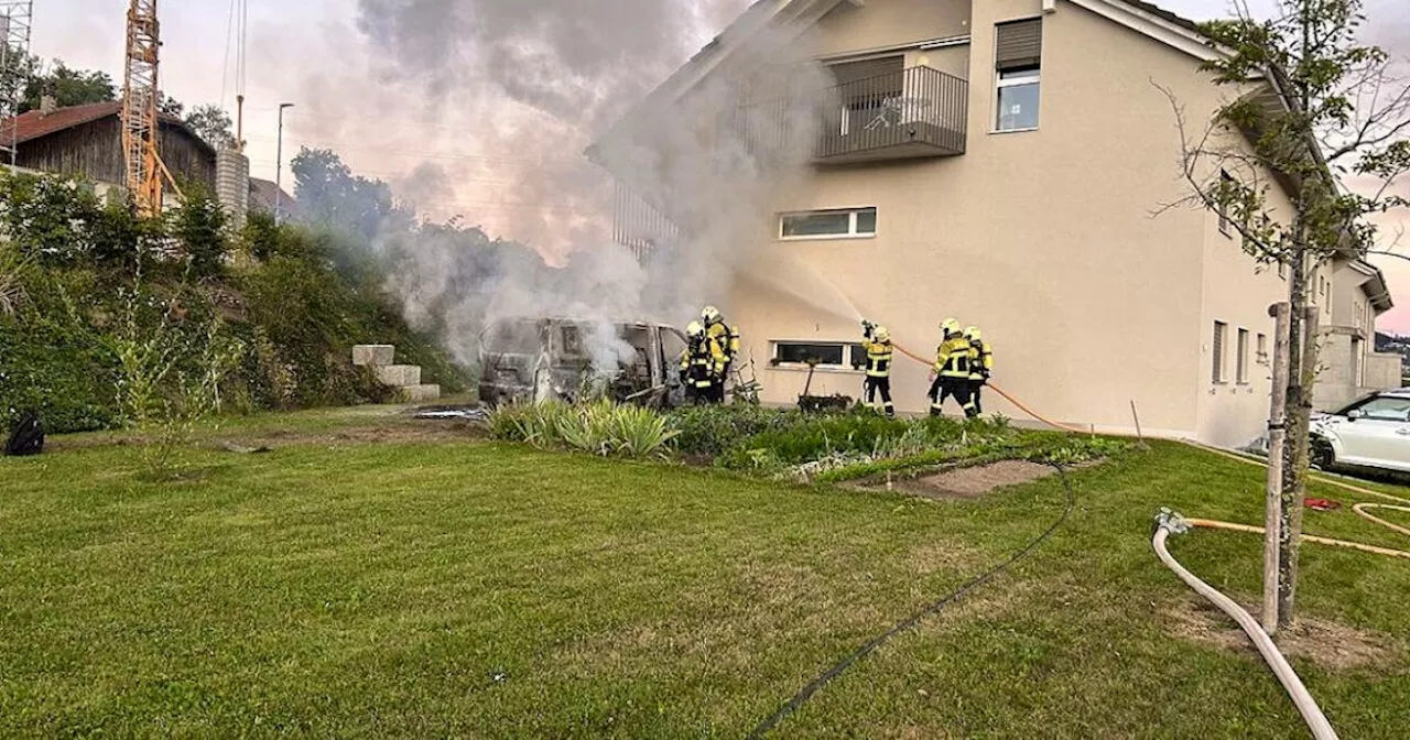 21-jähriger Lenker kracht in Haus und steckt es in Brand