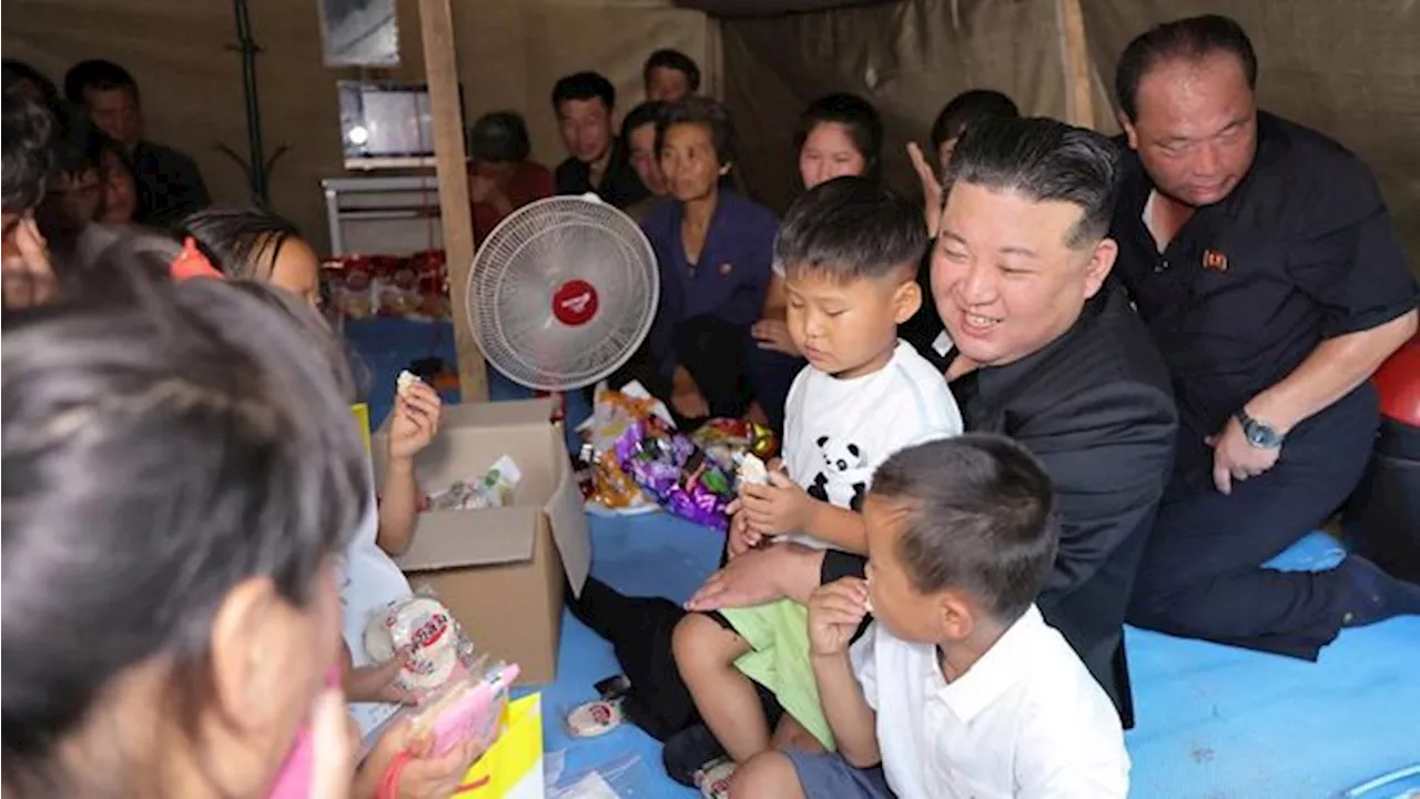 Potret Kim Jong Un Pangku Anak Korban & Duduk Bareng Korban Banjir