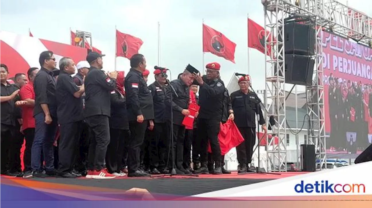 Jadi Anggota PDIP, Edy Rahmayadi Dipakaikan 'Peci Bung Karno'