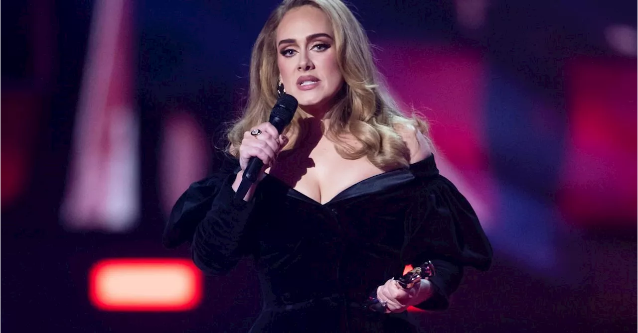 Adele verlobt? Popstar macht Andeutungen auf der Bühne