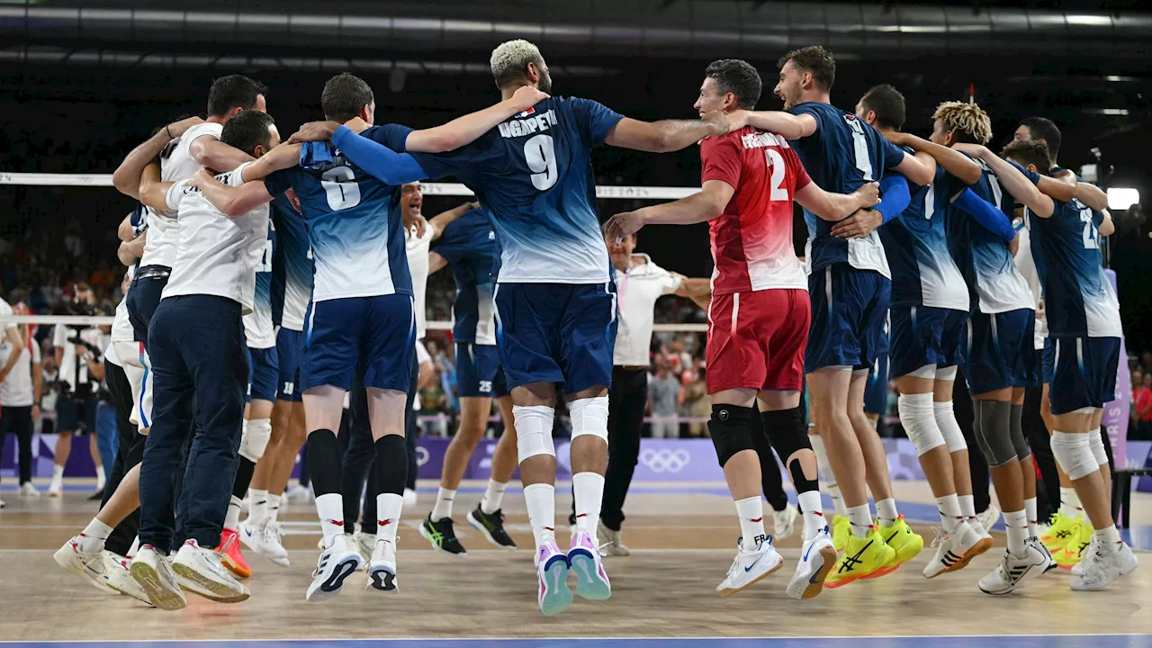 Les Français médaillés d'or après leur victoire face à la Pologne (3-0)