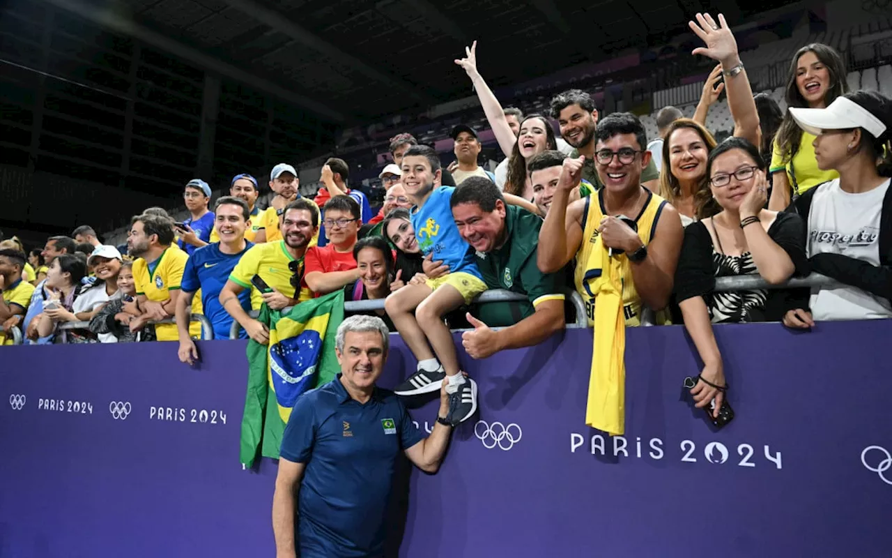 Zé Roberto celebra bronze com o vôlei feminino e despista sobre futuro: 'Vamos conversar'