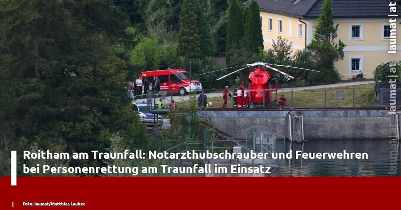 Roitham am Traunfall: Notarzthubschrauber und Feuerwehren bei Personenrettung am Traunfall im Einsatz