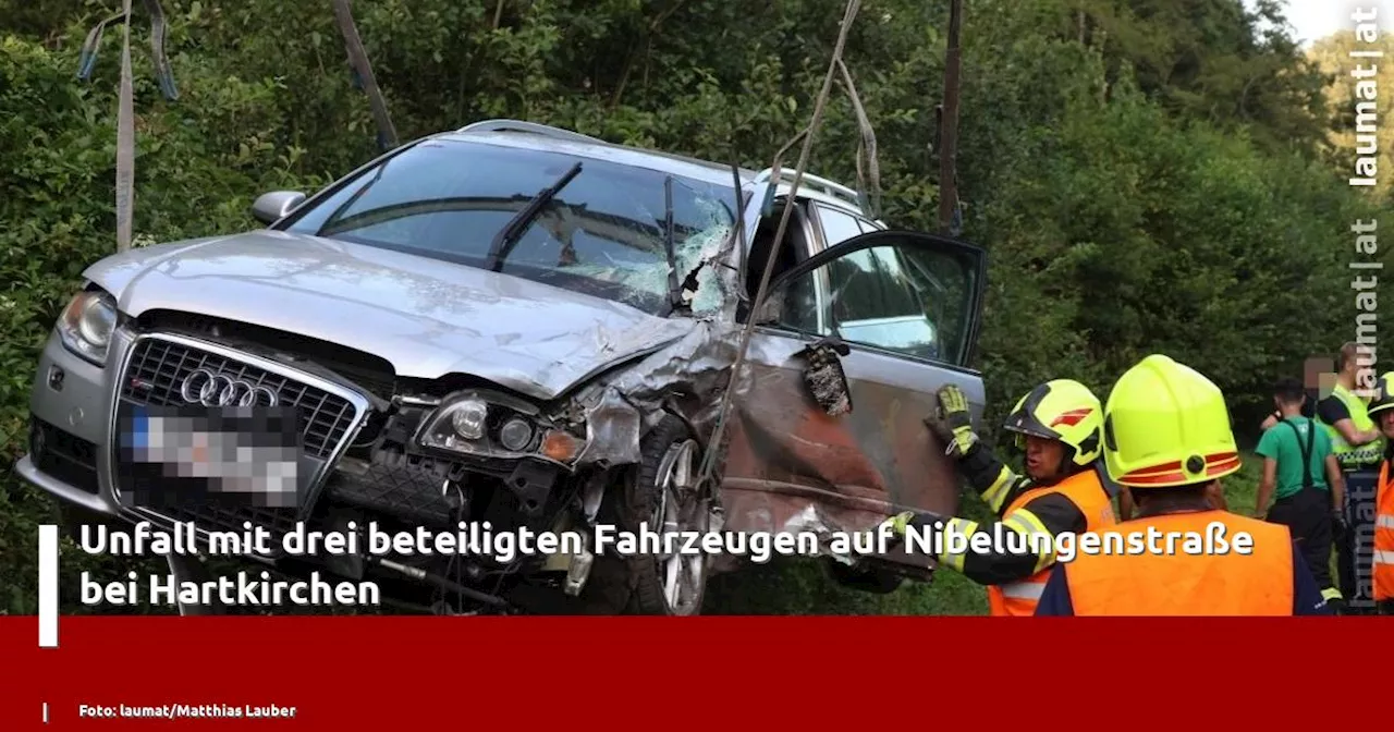 Unfall mit drei beteiligten Fahrzeugen auf Nibelungenstraße bei Hartkirchen