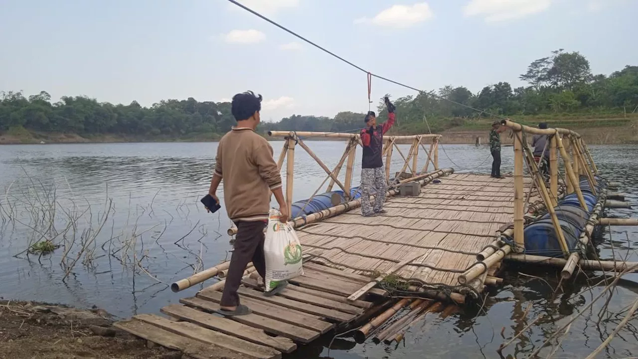 Saat Rakit Bambu 'Masih' jadi Moda Transportasi Air Andalan Warga Kampung Sekecengek Bandung Barat