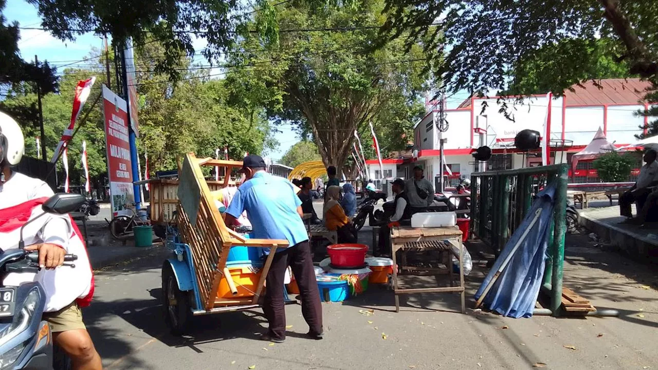 Tempat Relokasi Sepi Pembeli, Pedagang Kembali Jualan ke Pasar Induk Banyuwangi yang Sudah Dibongkar