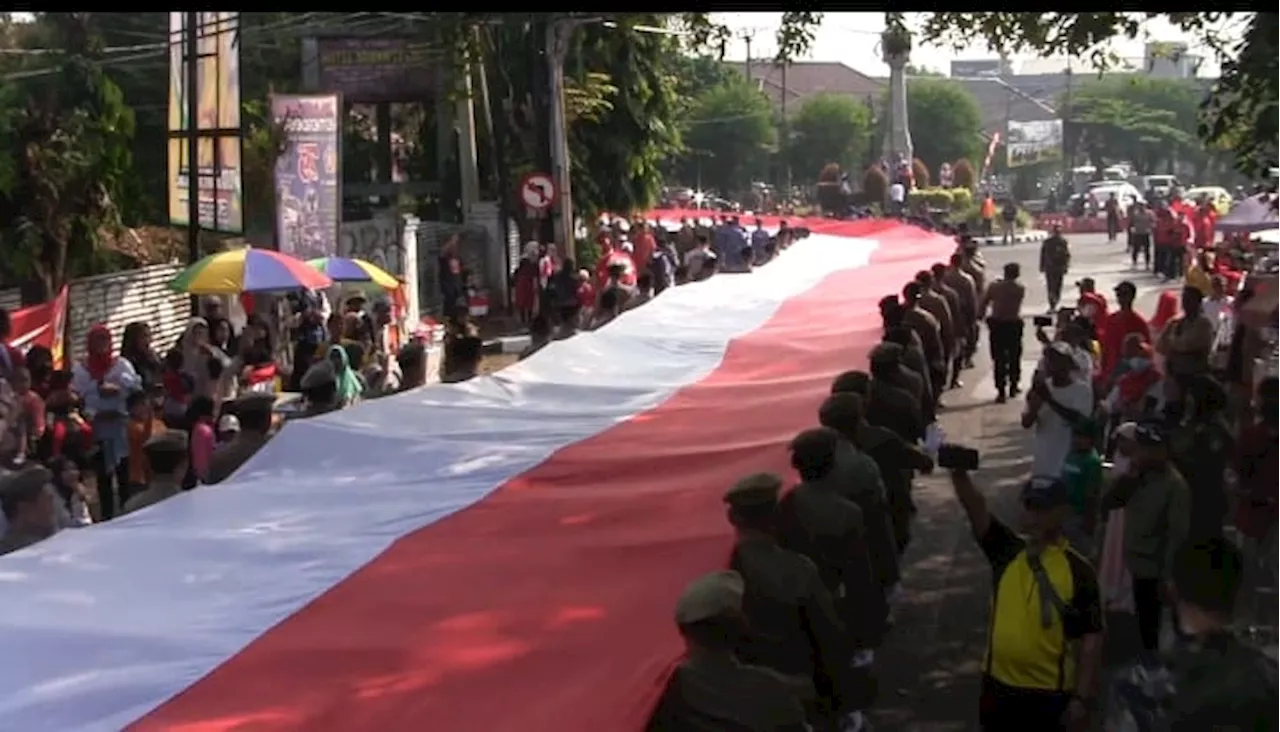 Masyarakat Subang Gelar Kirab Bendera Merah Putih