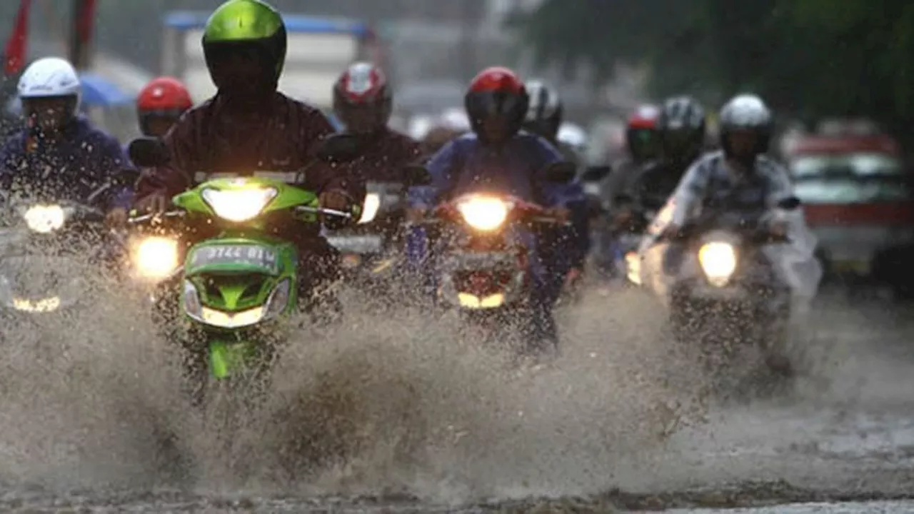 Cara Memakai Teknik Pengereman 4 Jari Saat Musim Hujan dan Pentingnya