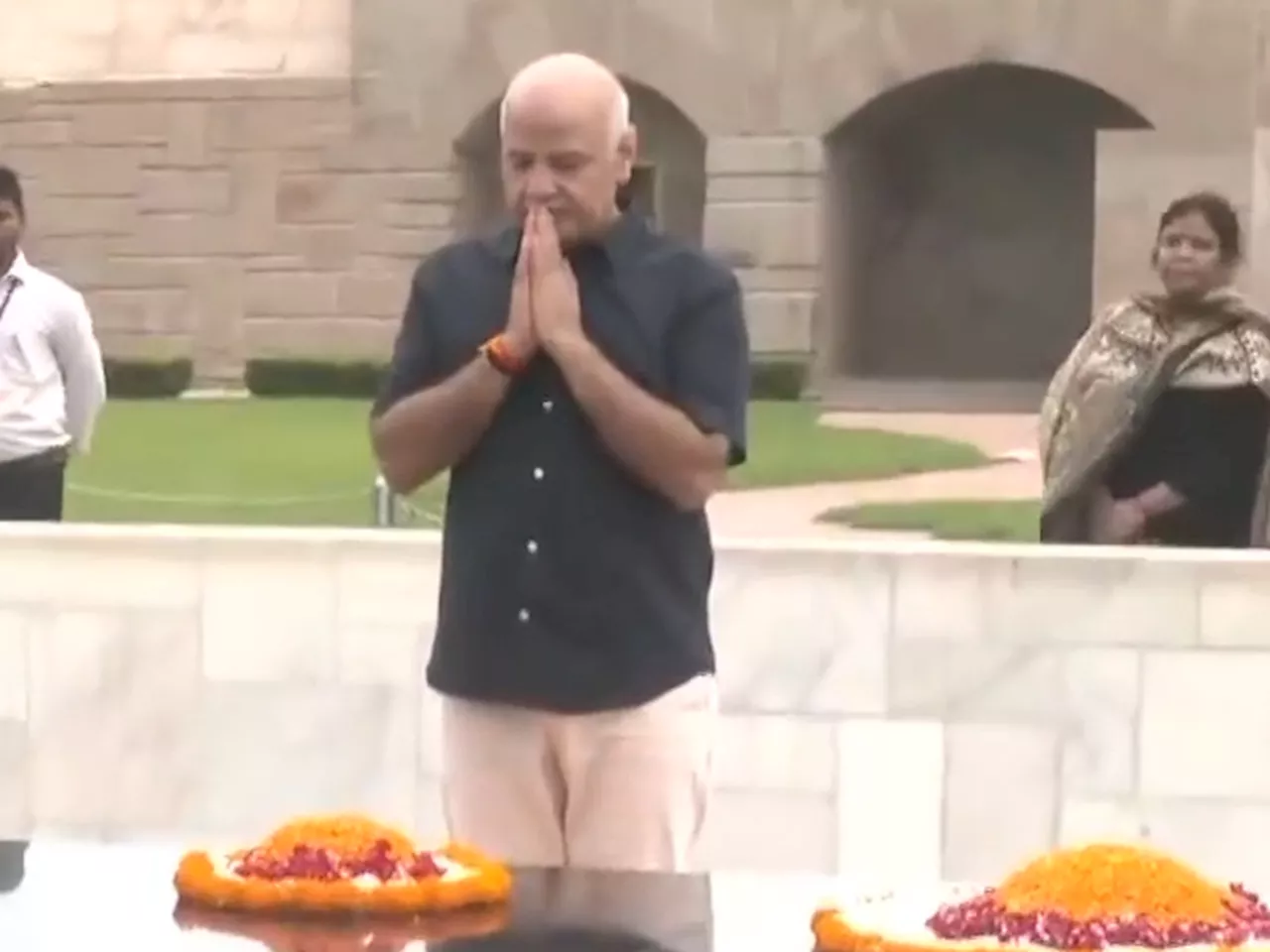 Manish Sisodia ने रिहाई के बाद राजघाट पर राष्ट्रपति Mahatma Gandhi को दी श्रद्धांजलि