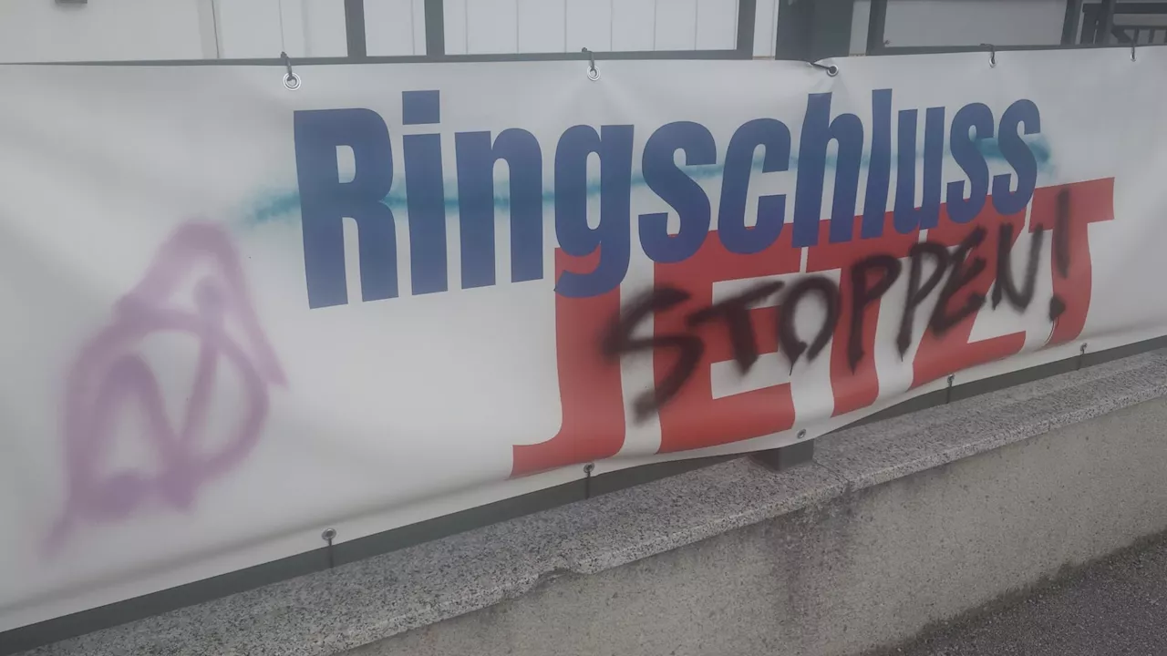 Ärger über beschmierte Ostumfahrungs-Plakate in Wiener Neustadt