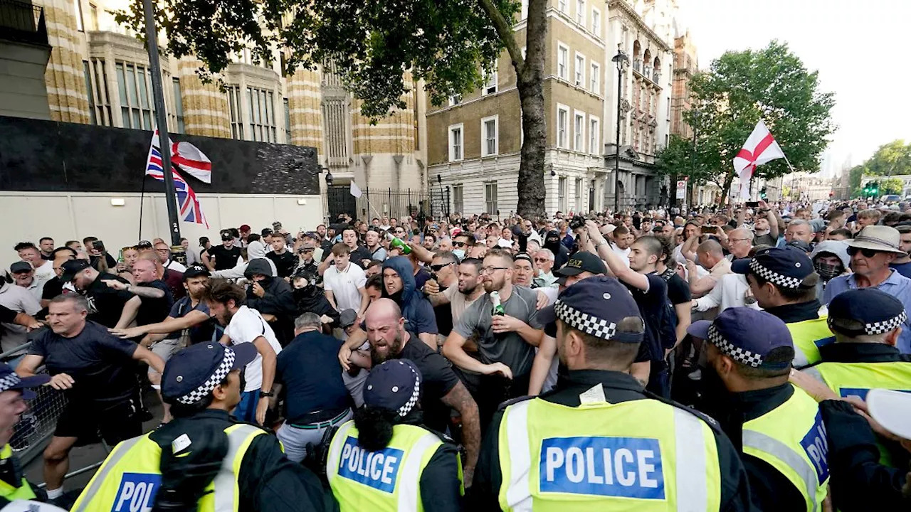 König Charles bedankt sich nach Krawallen von Rechtsextremisten in Großbritannien bei der Polizei