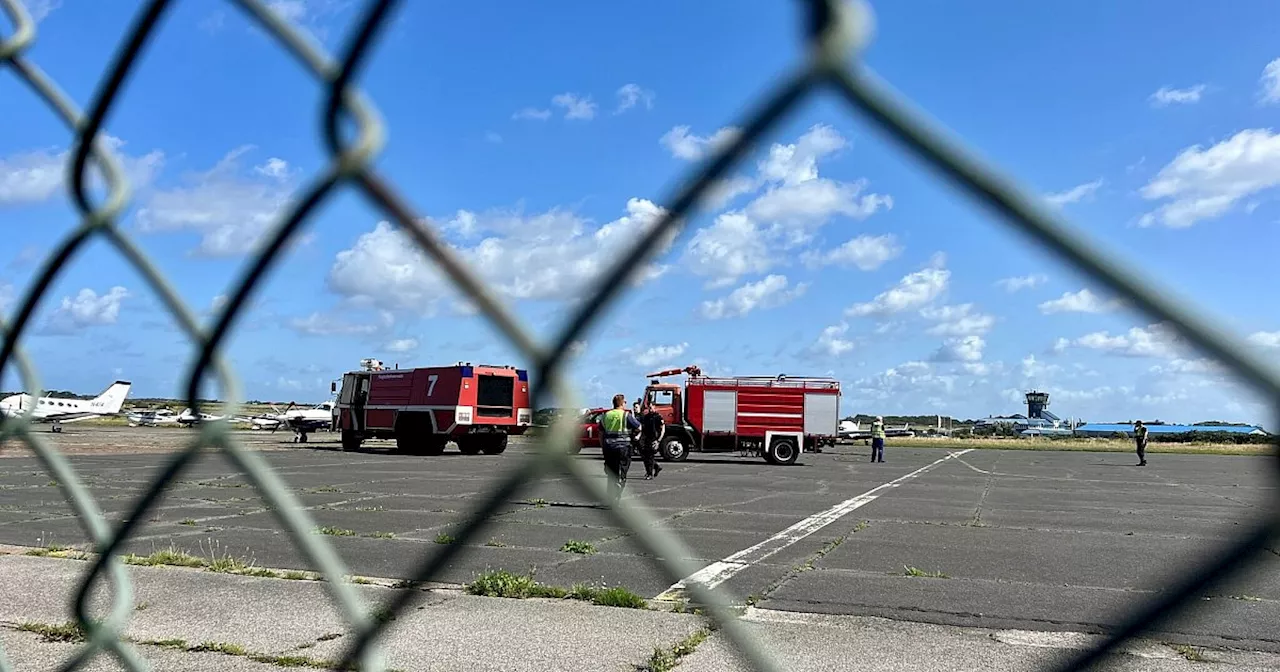 Klima-Demonstranten kleben sich auf Flughafen Sylt fest