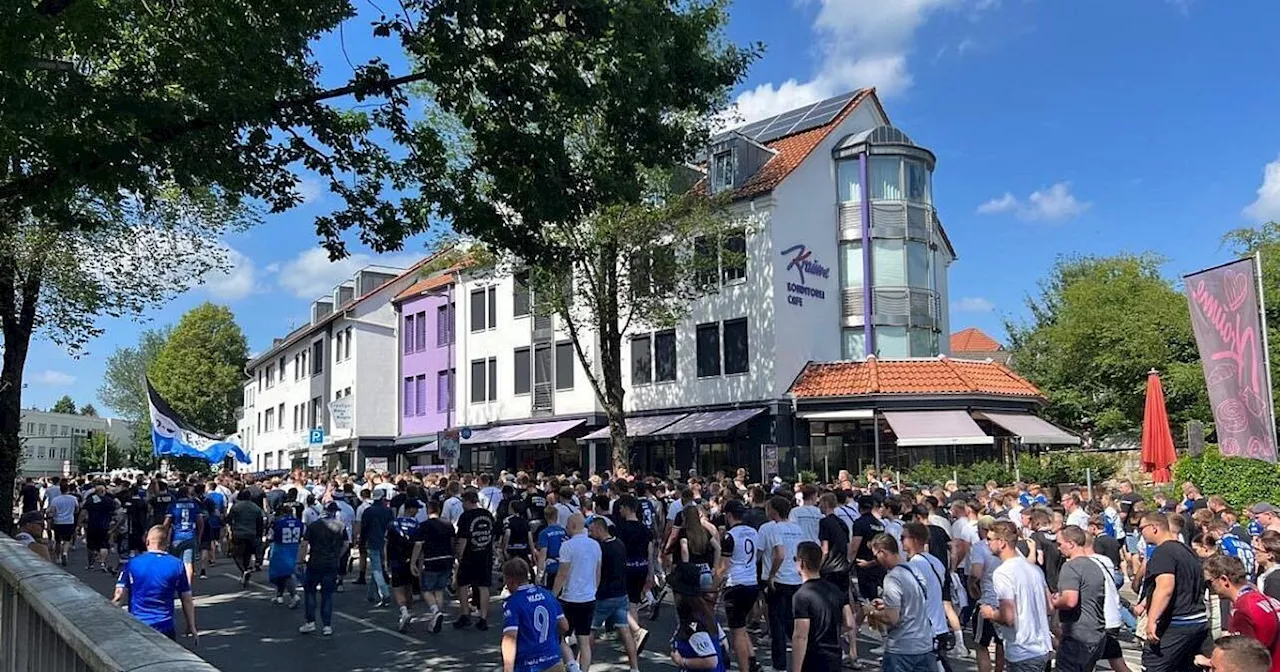 Staus und Applaus beim Fanmarsch der Arminia-Ultras durch Bielefeld