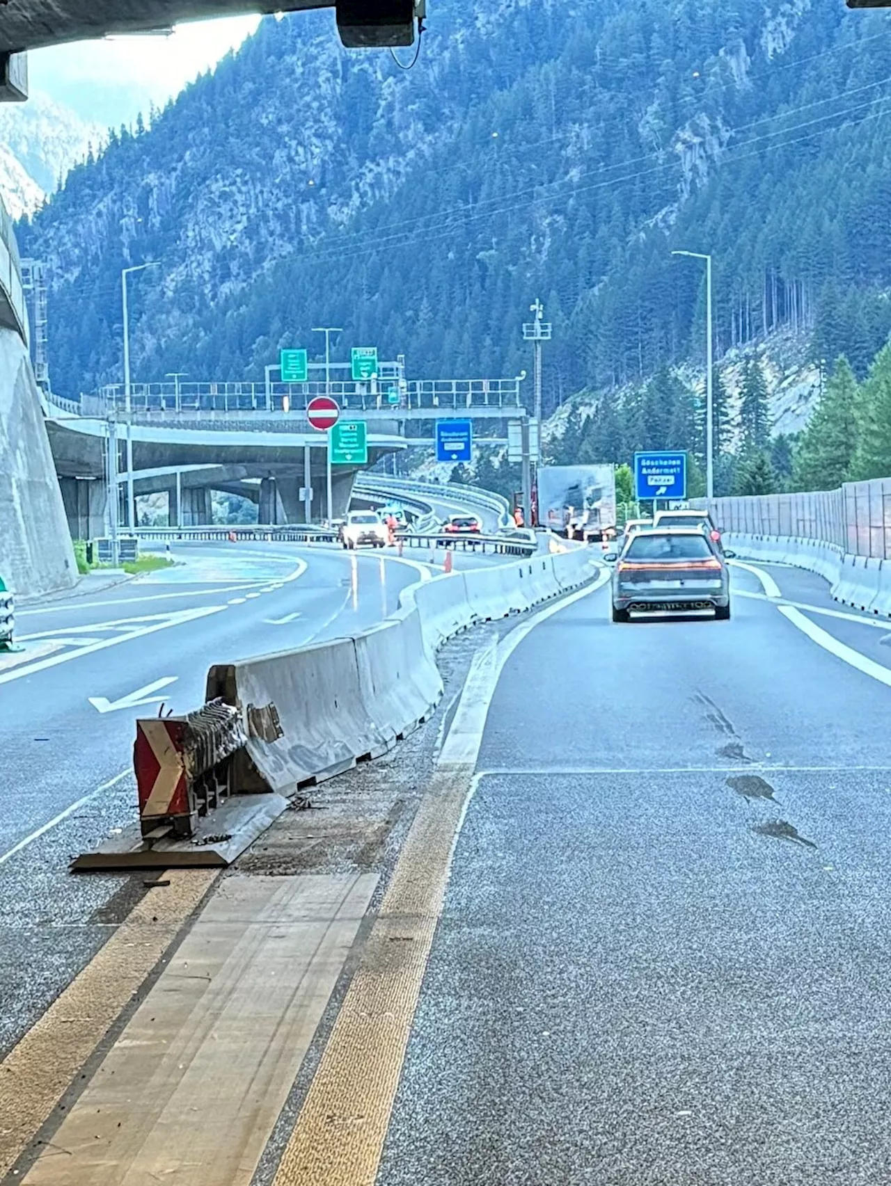 Göschenen UR / A2: Sattelzug verursacht Unfall mit 40’000 Franken Sachschaden