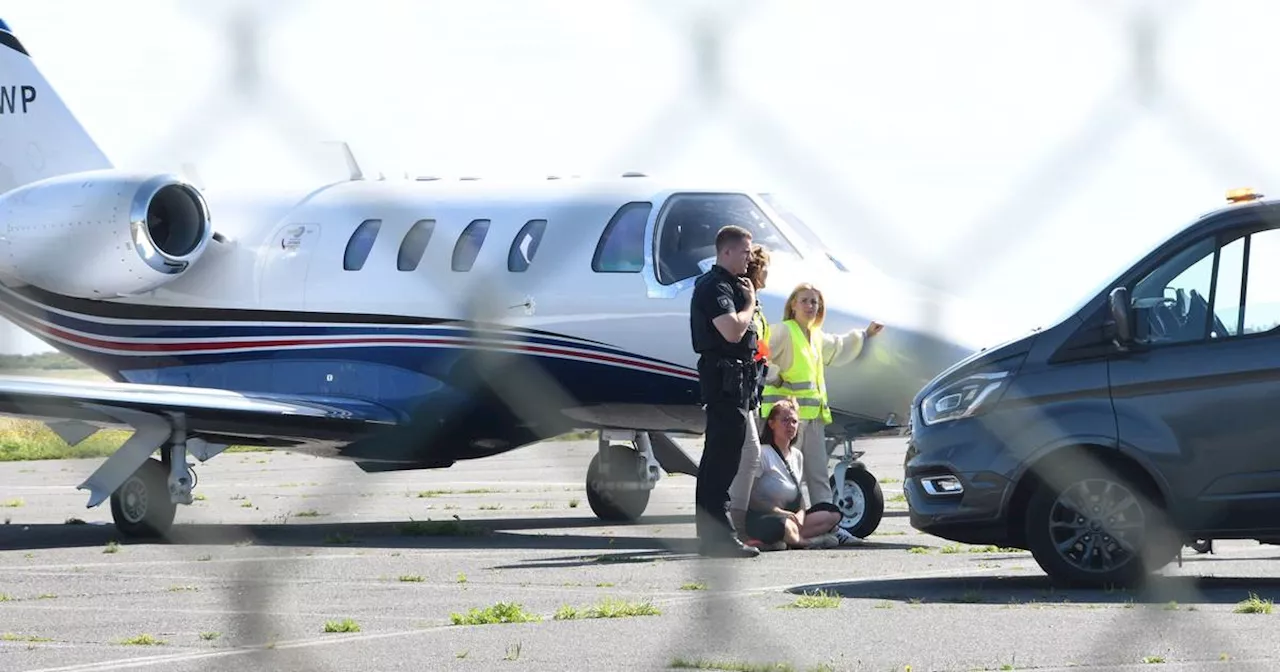 Sylt: Klima-Demonstranten kleben sich auf Flughafen Sylt fest