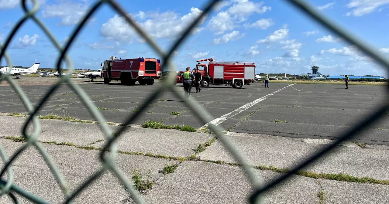 Klima-Demonstranten kleben sich auf Flughafen Sylt fest