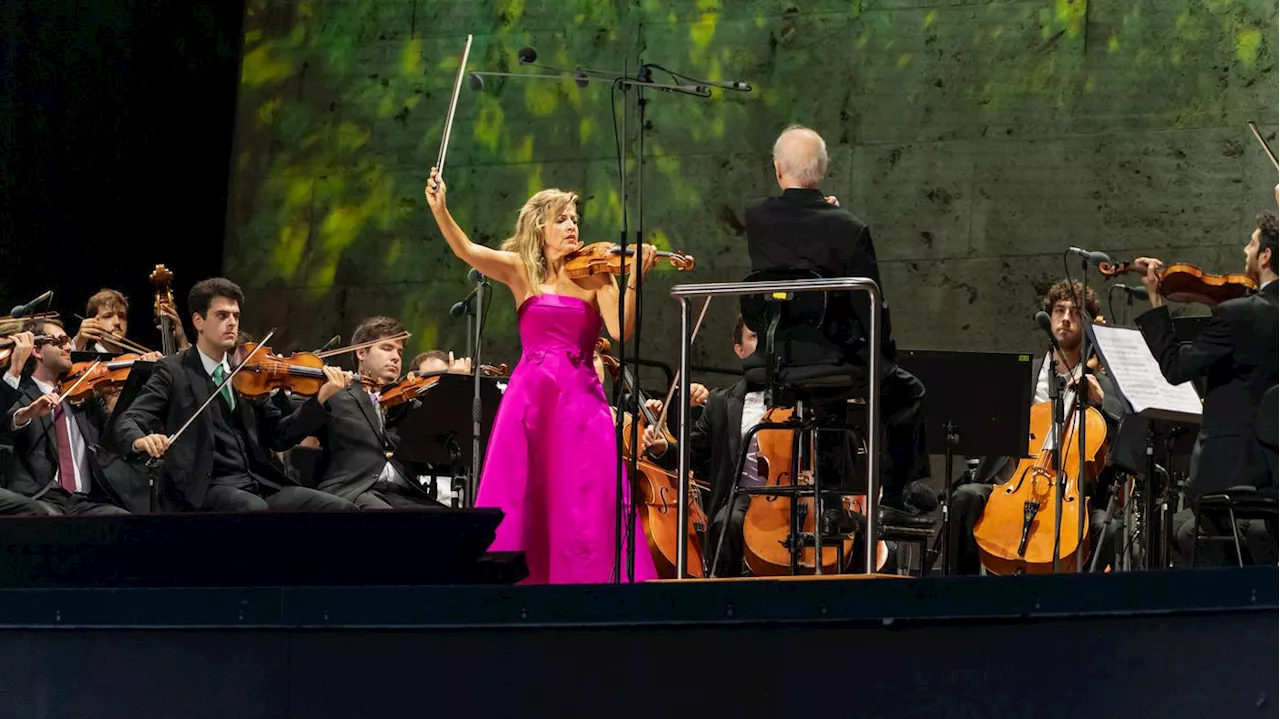 Daniel Barenboim dirigiert in der Berliner Waldbühne: Entsetzte Musiker, verabschiedet von einem Lichtermeer