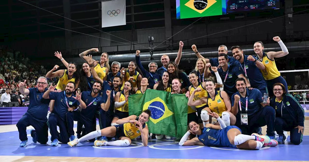 Emoção, lucidez e despedida: os bastidores da seleção de vôlei na conquista do bronze em Paris