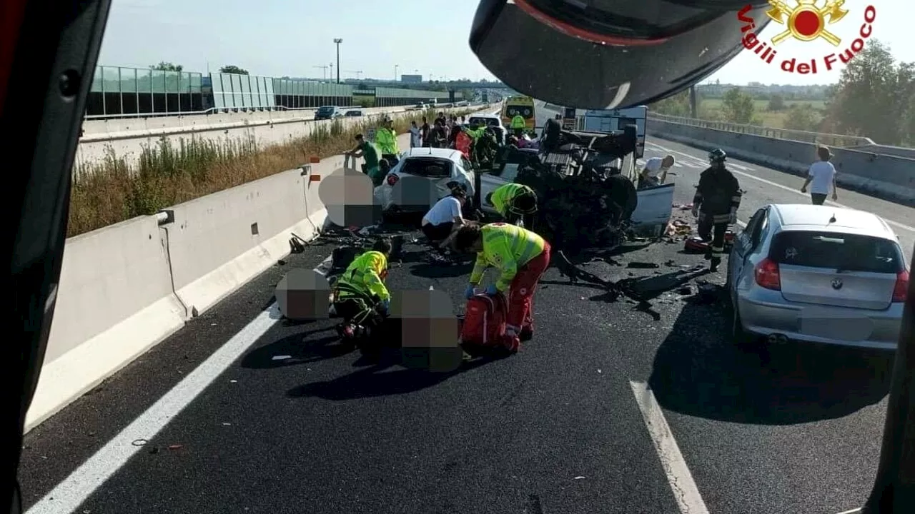 Carambola tra 8 auto: 12 feriti. Autostrada nel caos e traffico in tilt