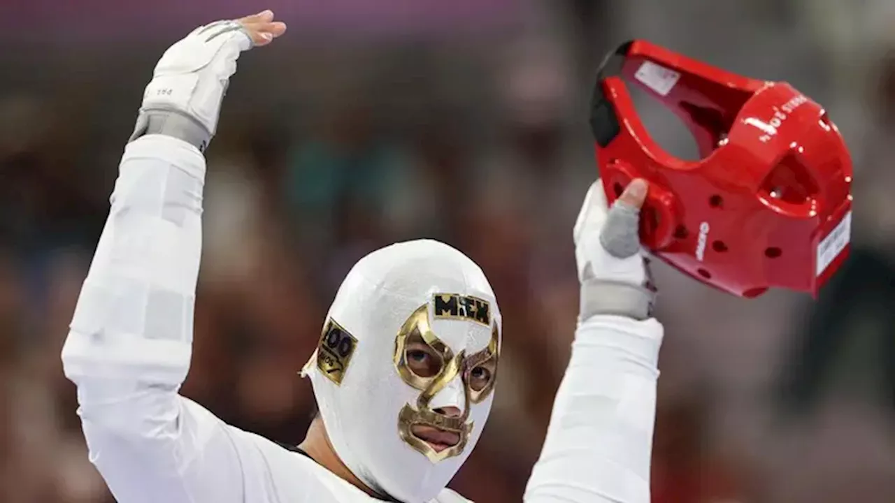 La épica entrada de Carlos Sansores con máscara de lucha libre en el taekwondo de Paris 2024