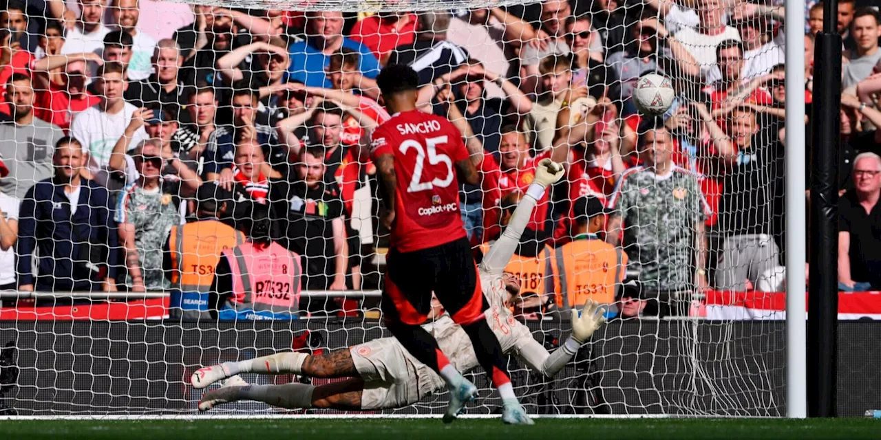 Sancho sbaglia il rigore: Guardiola trionfa in Community Shield, United ko