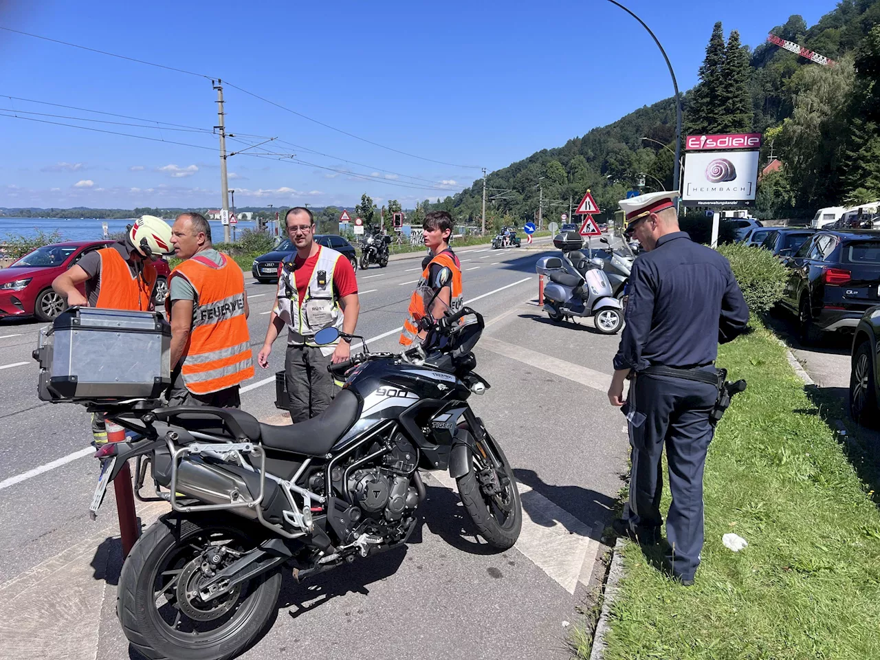 Beim Linksabbiegen übersehen - Pkw räumt Motorradfahrer ab