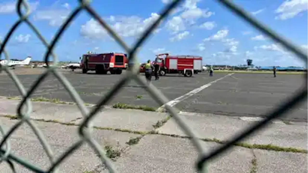 Klima-Demonstranten kleben sich auf Flughafen Sylt fest