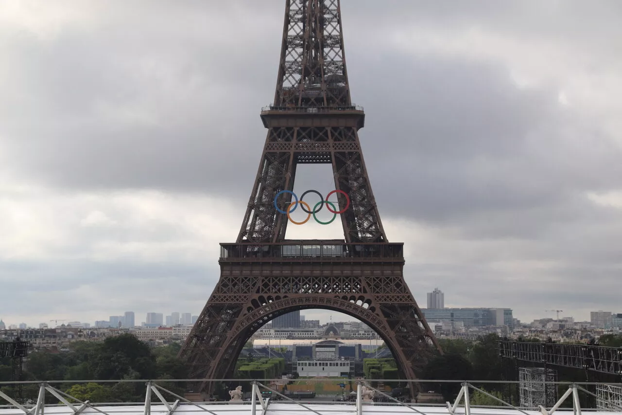 Paris : un homme arrêté après avoir escaladé la tour Eiffel à mains nues, une enquête ouverte