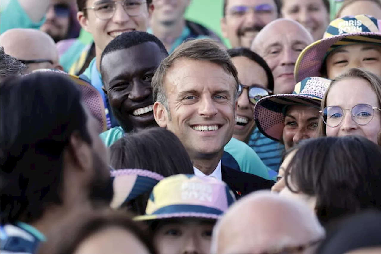 Macron sull'onda dei Giochi, ora torna la politica