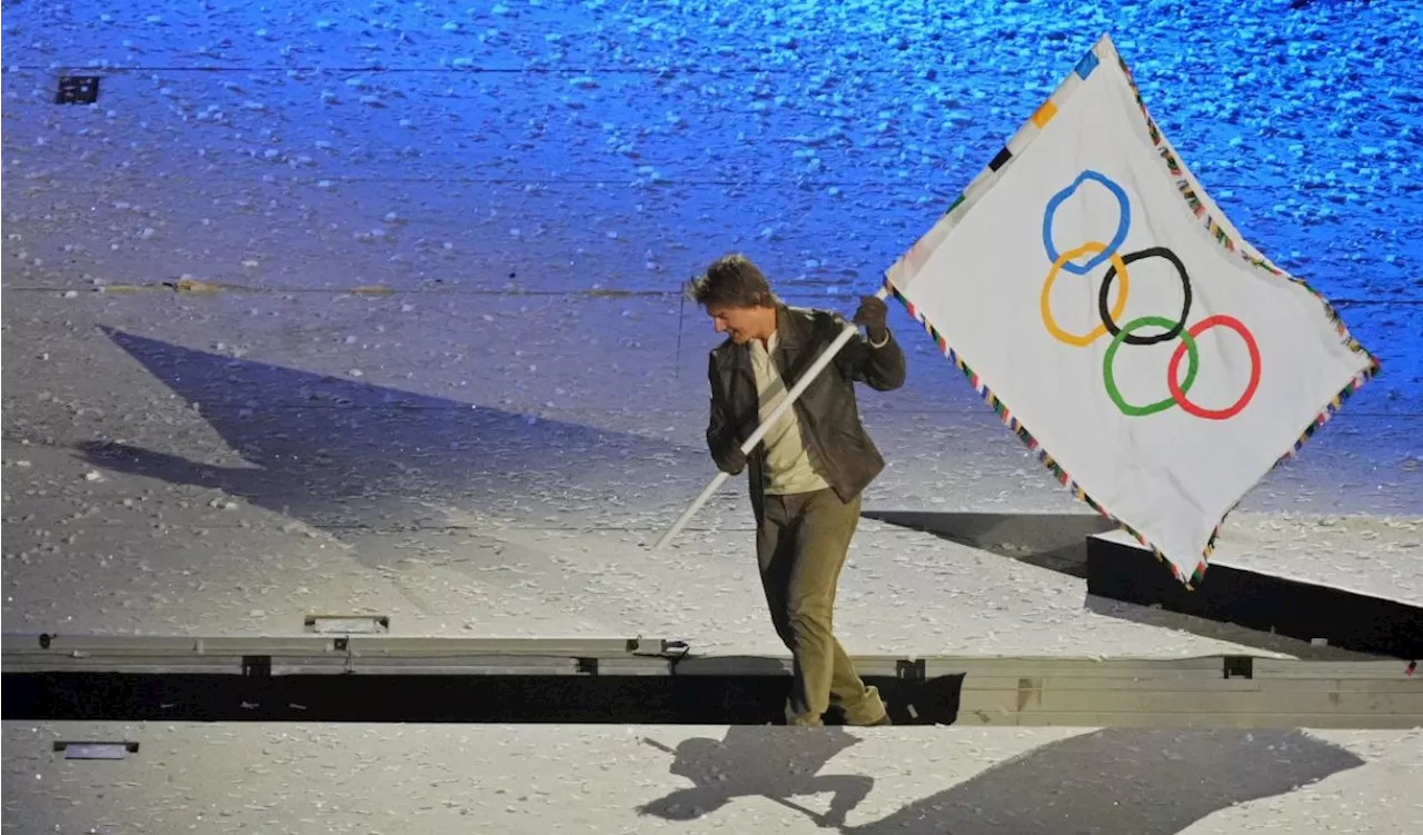 Clausura París 2024: Tom Cruise recibe la bandera de Los Ángeles 2028